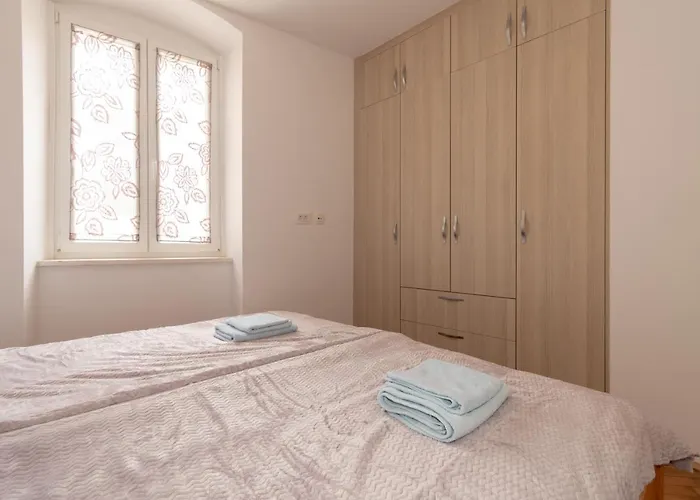 Kira, One Bedroom In Old Town *