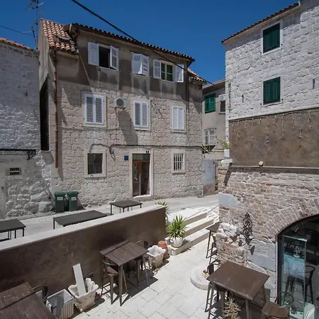 Kira, One Bedroom In Old Town Σπλιτ